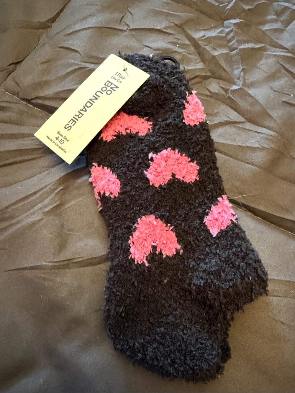 🩷 No Boundaries Black Fuzzy Socks with Pink Heart Accents Shoe size 4-10 NEW